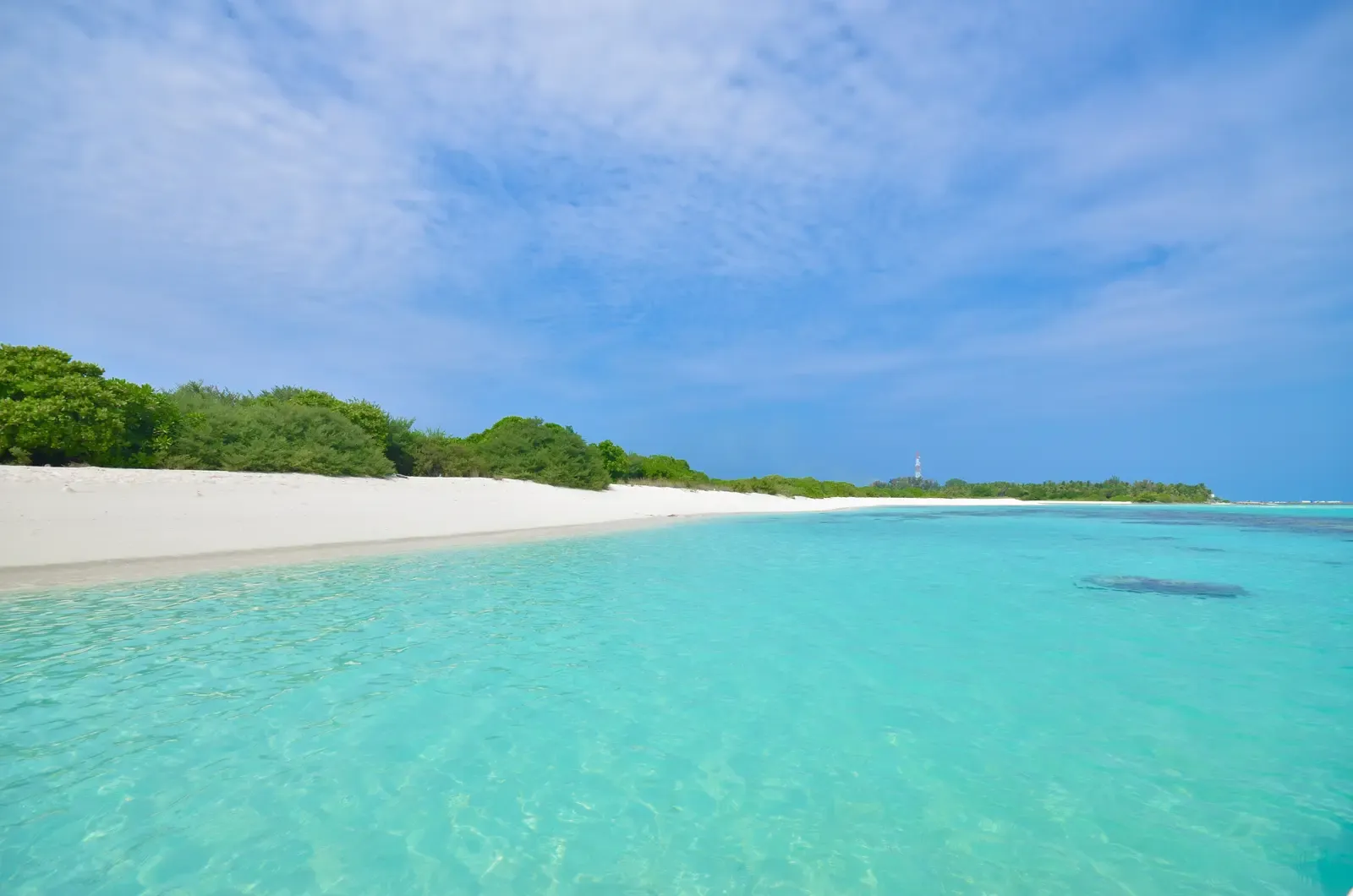 Small island beach near Ukulhas used for picnic island trip planning.